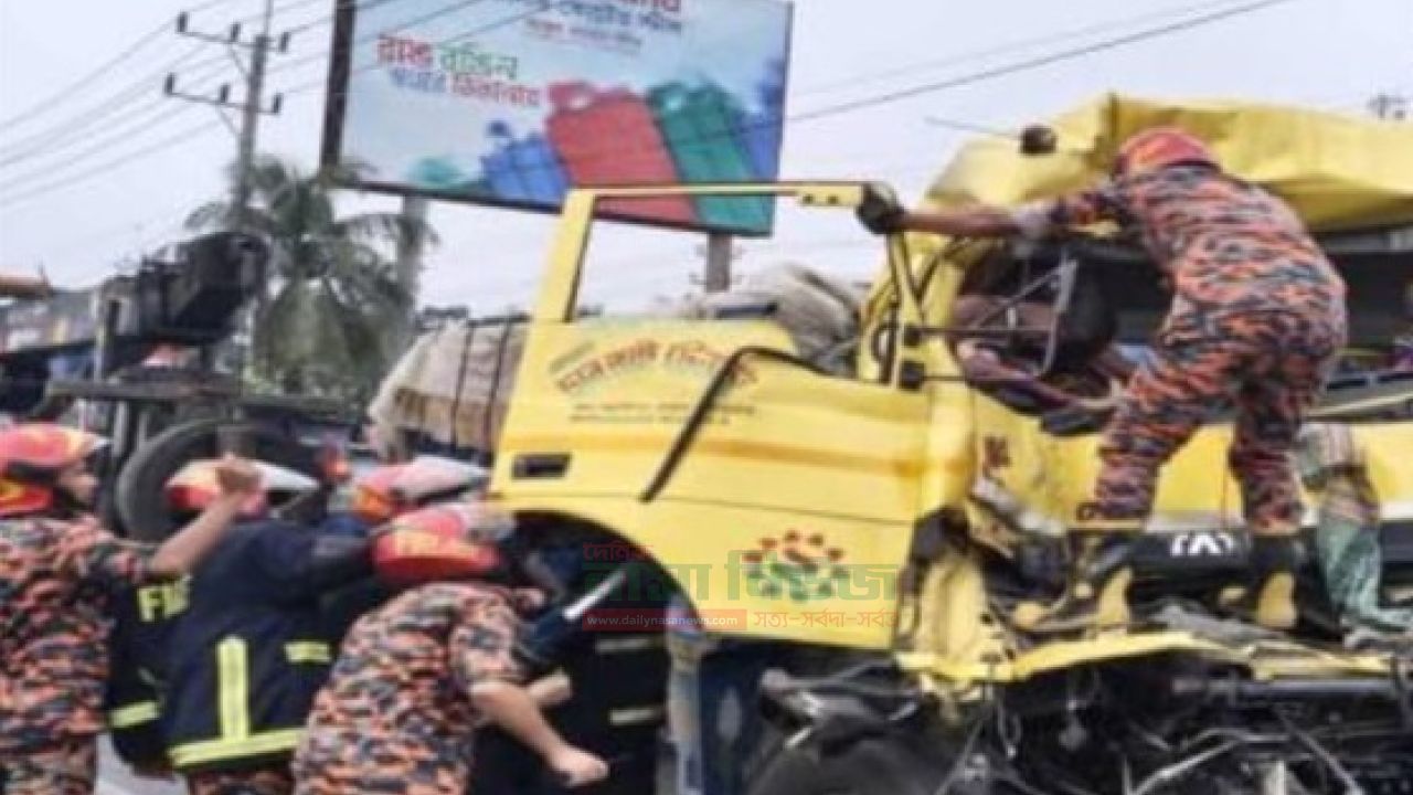 চট্টগ্রাম সীতাকুণ্ড দুই ট্রাকের সংঘর্ষে  চালক নিহত