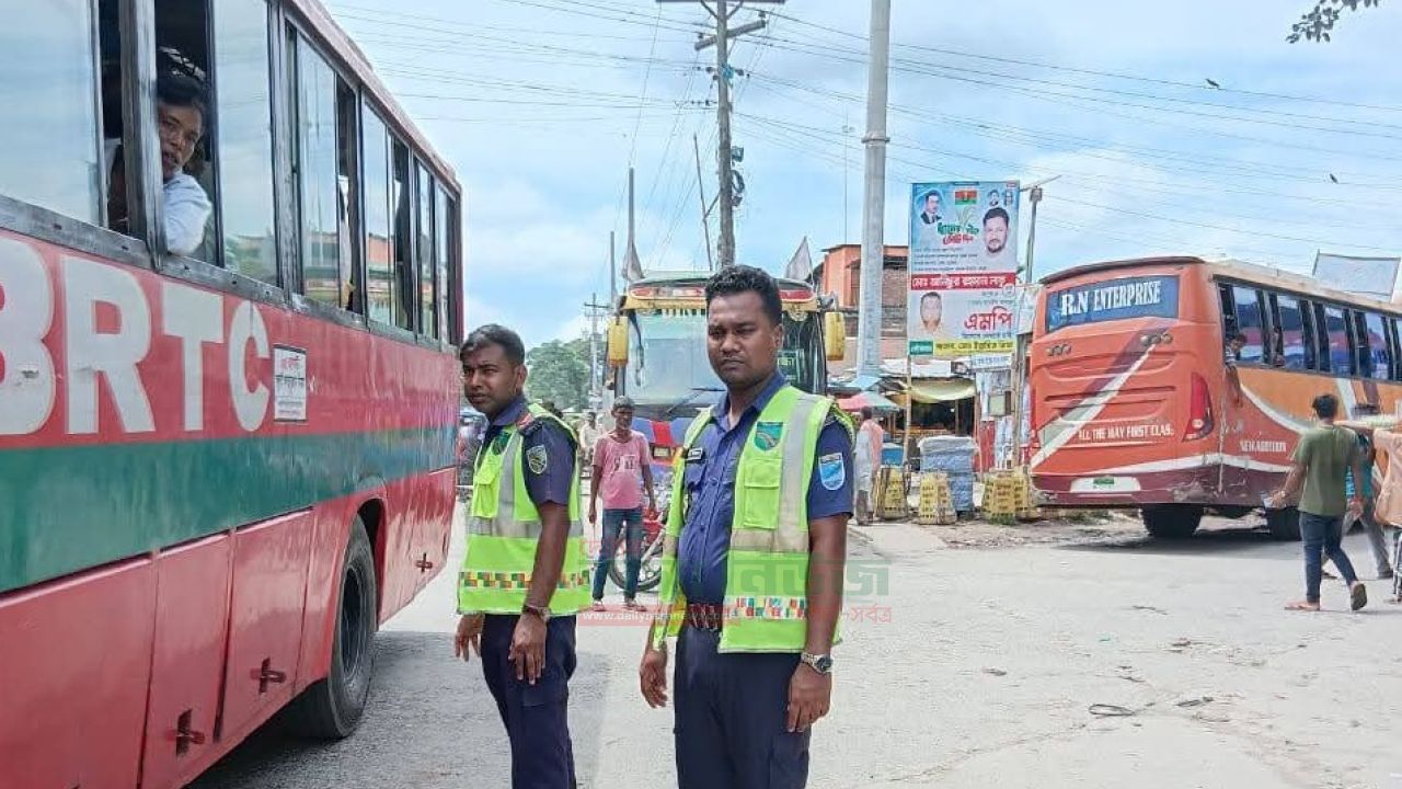 শারদীয় দূর্গাপূজায়  মহাসড়কে যানজট নিরসনে কাজকরছে হাইওয়ে পুলিশ
