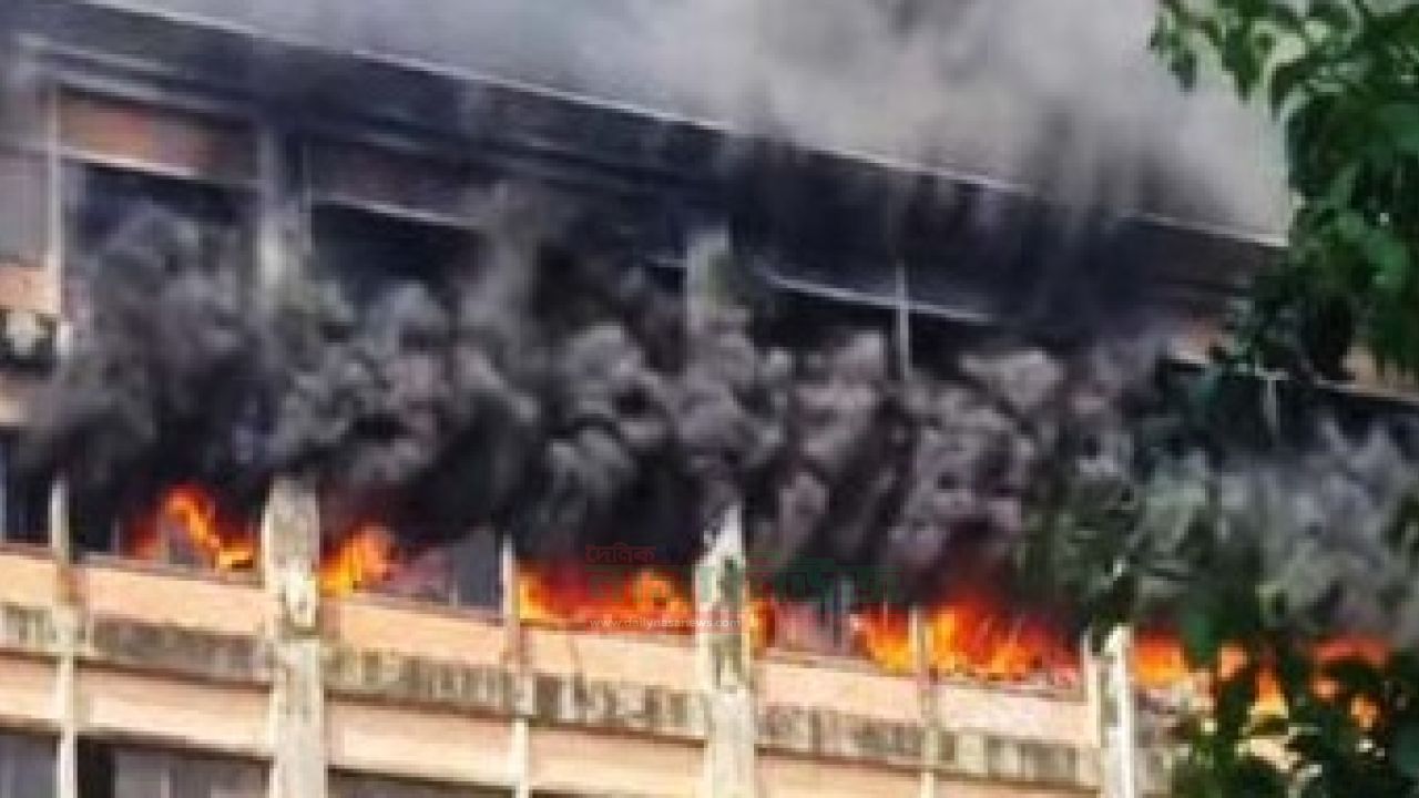 চট্টগ্রাম ইপিজে এ পোশাক কারখানায় ভয়াবহ আগুন,নিয়ন্ত্রণে ফায়ার সার্ভিসের ১৪ টি ইউনিট