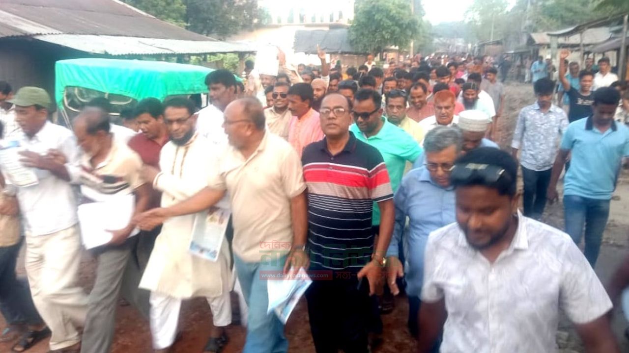 মিরপুরে সাবেক এমপি শহীদুল ইসলামের পক্ষে ৩১ দফার লিফলেট বিতরণ