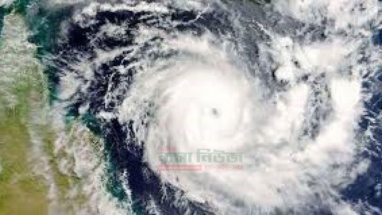 ধেয়ে আসছে ঘূর্ণিঝড় 
