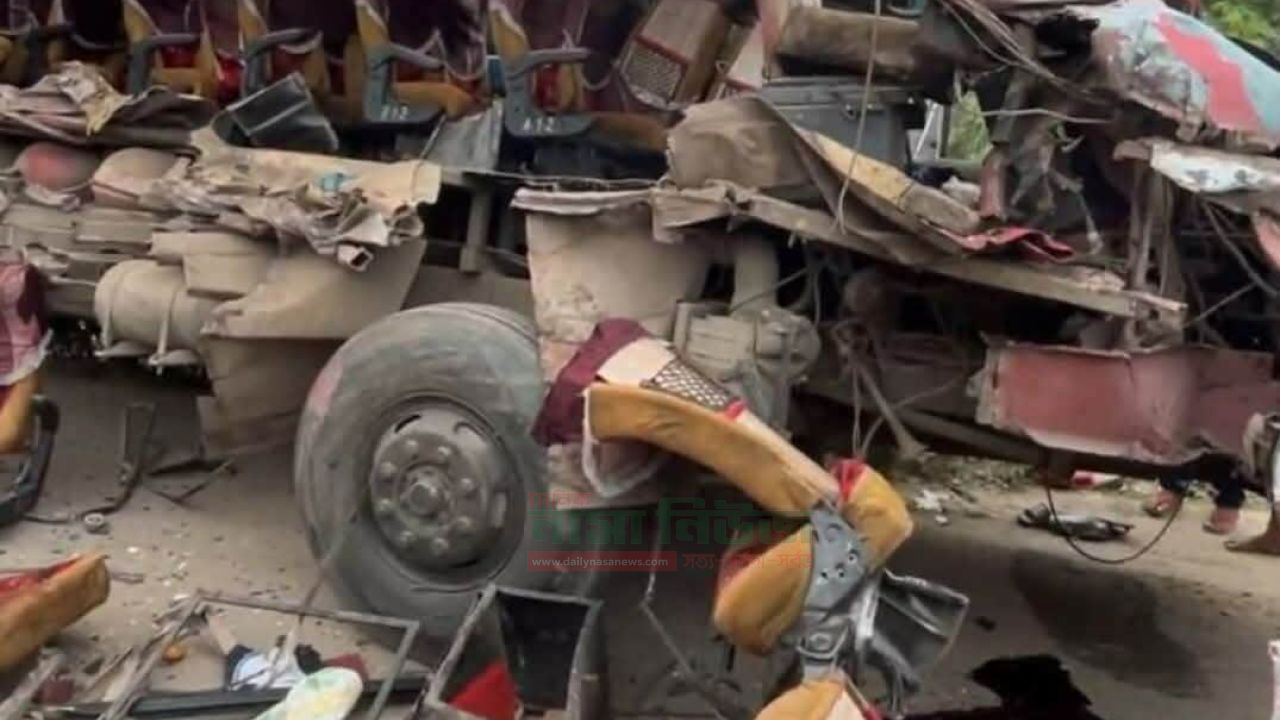 শায়েস্তাগঞ্জে দু'টি বাসের মুখোমুখি সংঘর্ষে ৩ জনের প্রানহানী