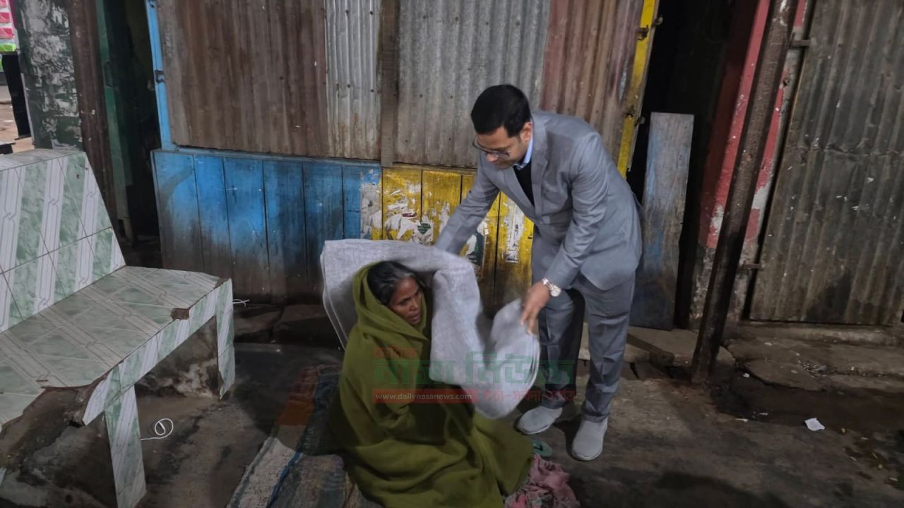 পাঁচবিবিতে রাতের আঁধারে ছিন্নমূল ও ভবঘুরেদের মাঝে কম্বল দিলেন ইউএনও