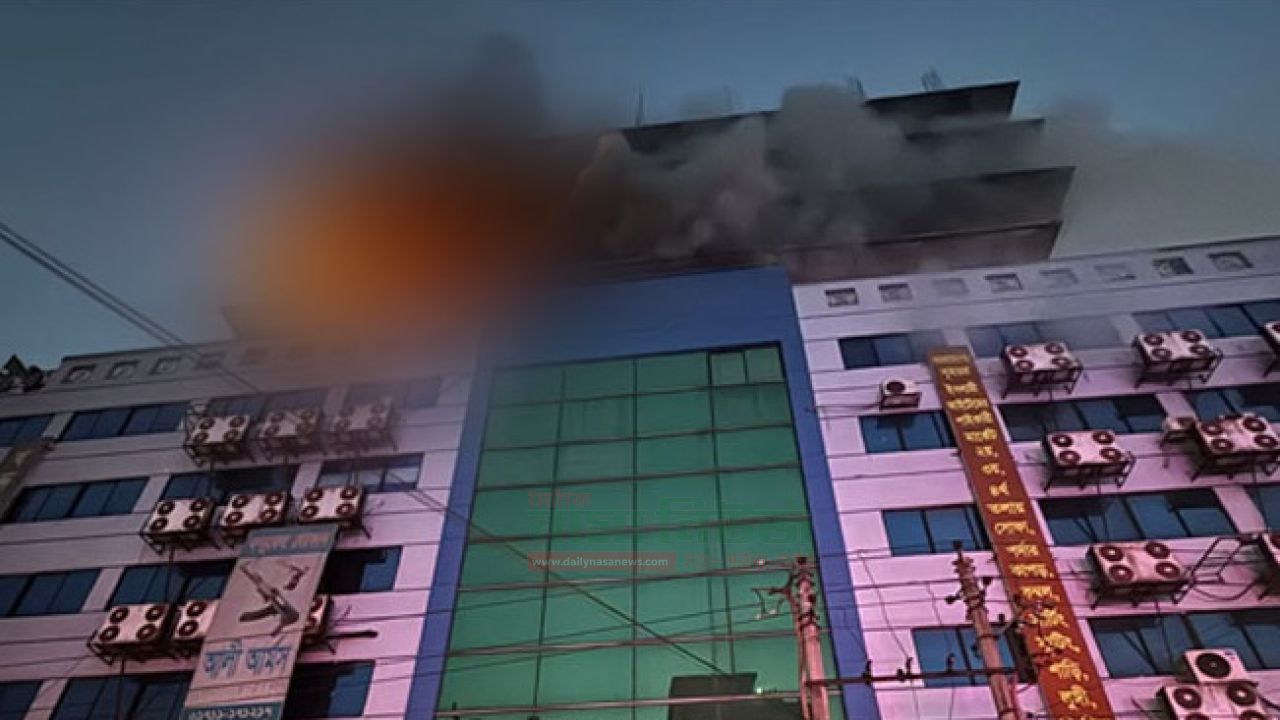 রাজধানীর গু‌লিস্তা‌নে খদ্দর বাজার শপিং কমপ্লেক্সে অগ্নিকান্ড
