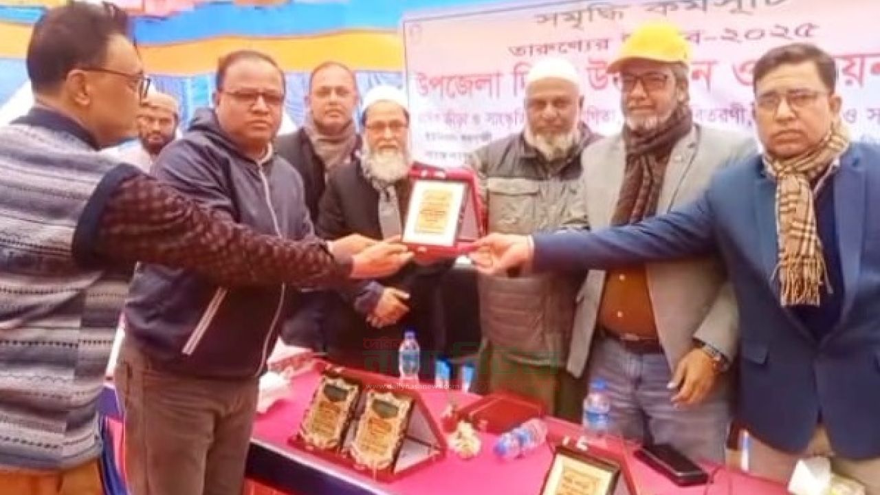 বস্তুনিষ্ঠ সংবাদ প্রকাশর অবদান রাখায় মোহনা টেলিভিশনের সাংবাদিক বকুলকর ক্রেষ্ট প্রদান