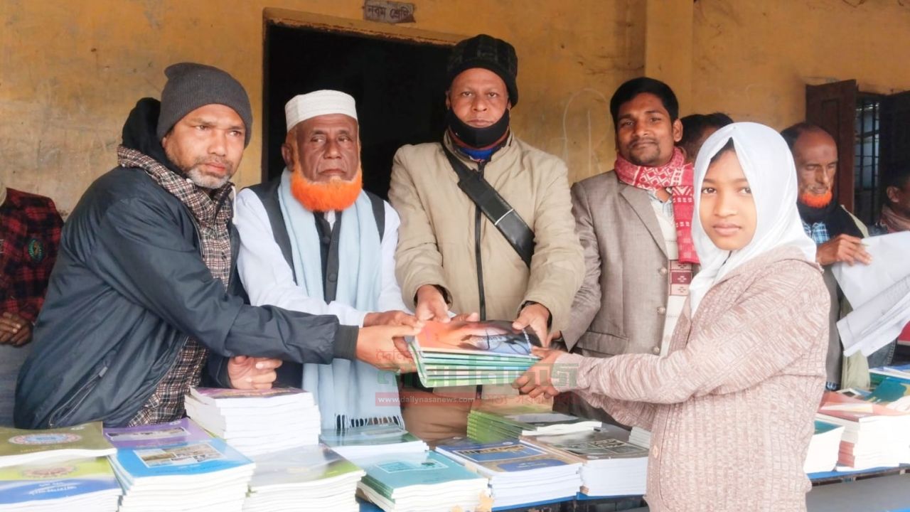  পাঁচবিবির কড়িয়া বালিকা বিদ্যালয়ে বই উৎসব