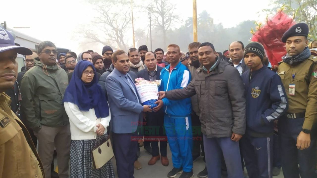 লালমনিরহাটে রেলওয়ে মহাপরিচালককে জেলা পোষ্য সোসাইটির ফুলেল শুভেচ্ছা
