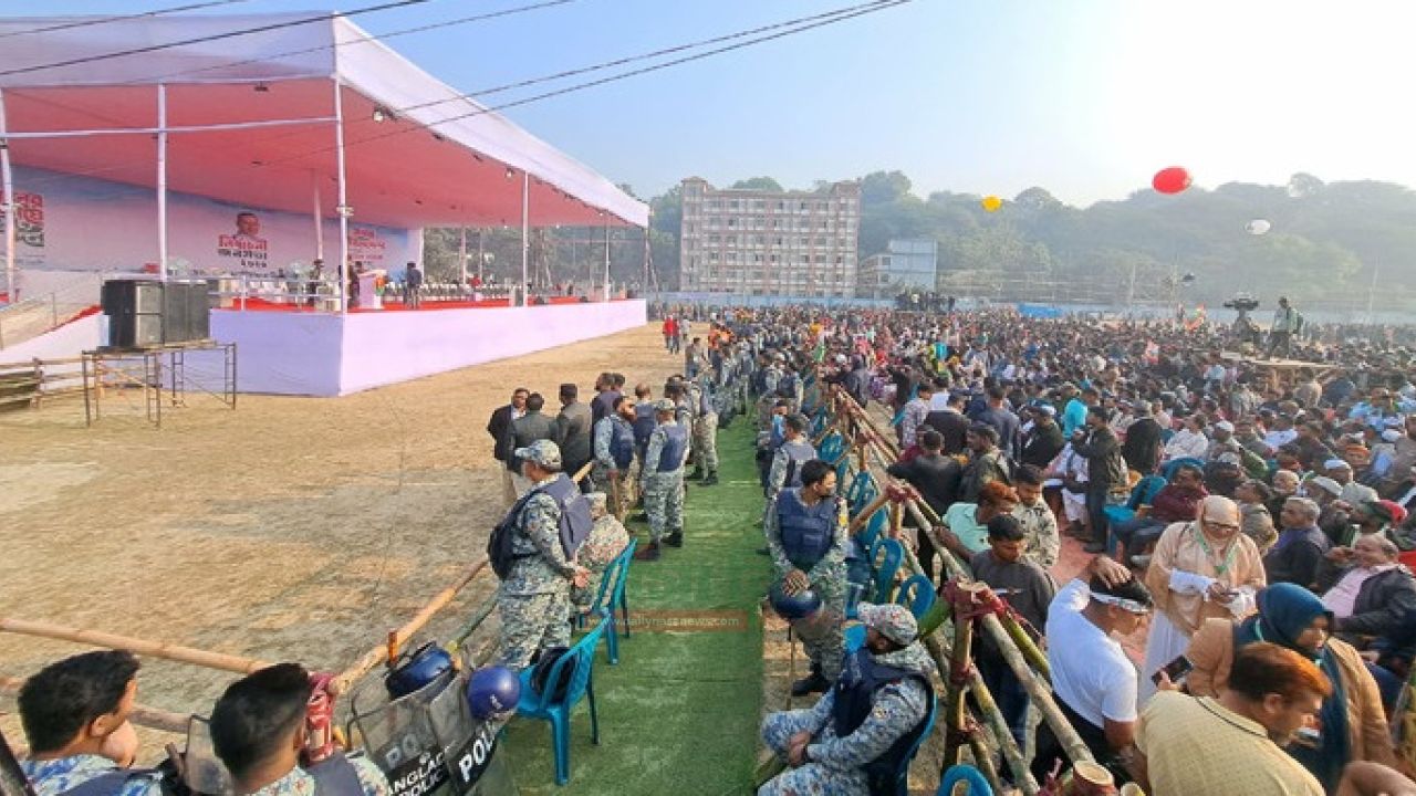 সকাল থেকেই চট্টগ্রামের ঐতিহাসিক পলোগ্রাউন্ড মাঠে দলে দলে নেতা-কর্মীরা সমাবেশস্থলে উপস্থিত হচ্ছেন