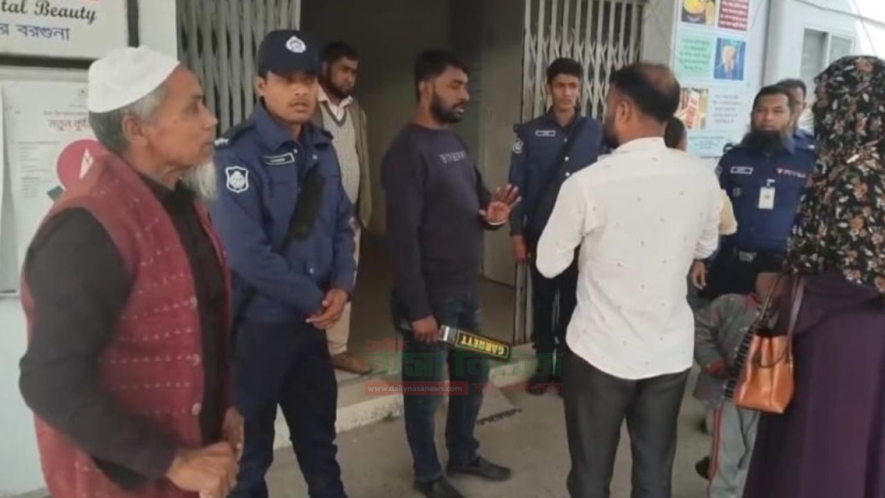 বরগুনায় জেলা প্রশাসকের উপরে হামলা করতে এসে যুবক আটক