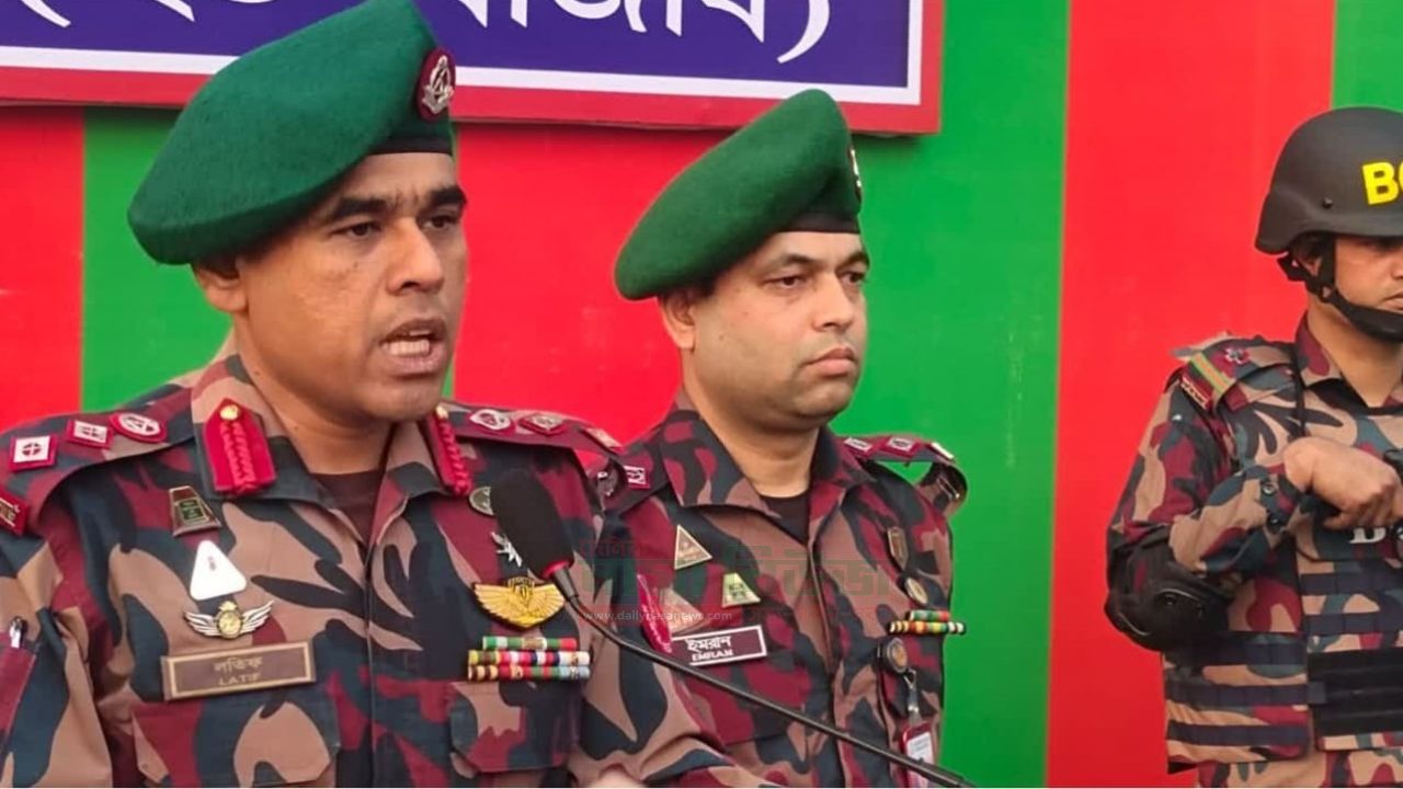 পাঁচবিবিতে আসন্ন  ত্রয়োদশ জাতীয় সংসদ নির্বাচনকে সামনে রেখে বর্ডার গার্ড বাংলাদেশ (বিজিবি) টহল জোরদার