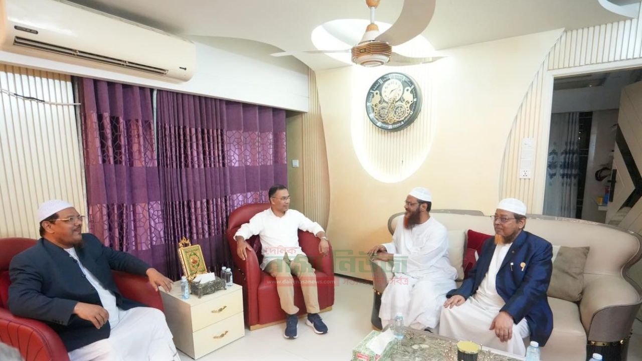 চরমোনাই পীর মুফতি সৈয়দ মুহাম্মদ রেজাউল করীমের বাসায় তারেক রহমান