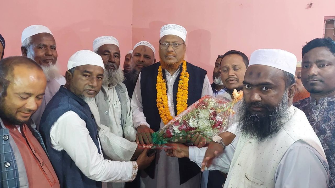 নব-নির্বাচিত সংসদ সদস্য মাহবুবুর রহমান বেলালকে ফুল দিয়ে বরণ