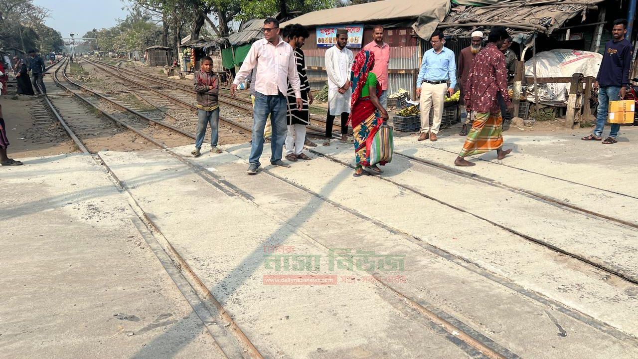 দীর্ঘদিনের ভাঙ্গা রাস্তা দাঁড়িয়ে থেকে মেরামত করলেন ইউএনও