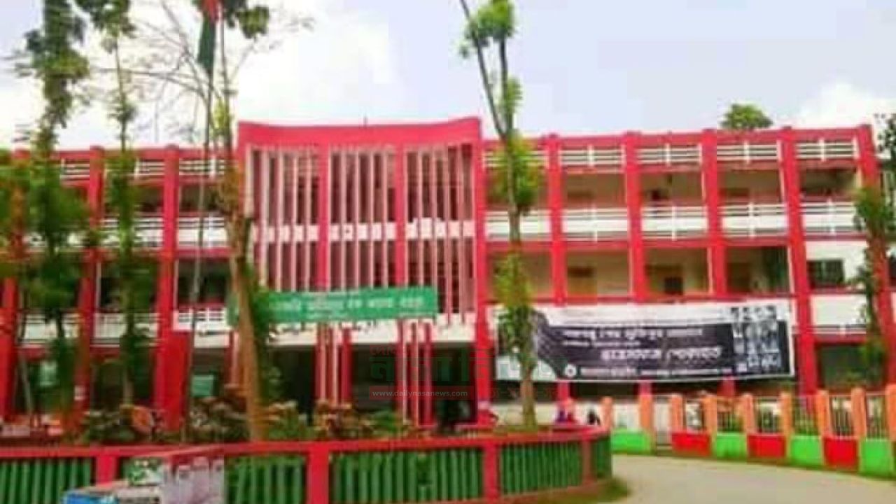 অনার্স চতুর্থ বর্ষের ফরম ফিলাপ ফি কমানোর দাবি জানিয়েছে সরকারি আজিজুল হক কলেজের শিক্ষার্থীরা