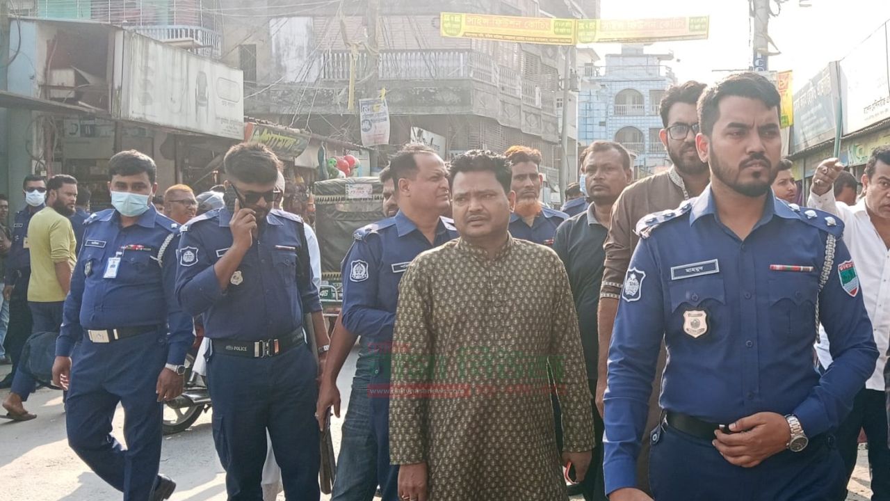 পোড়াদহ কাপড়ের হাটে অবৈধ স্থাপনা উচ্ছেদে অভিযান