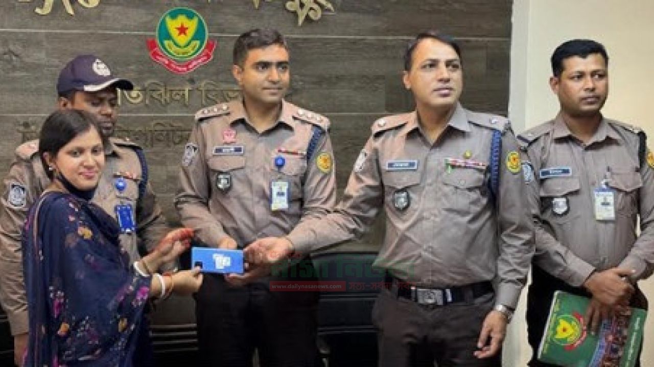  হারিয়ে যাওয়া ৫০টি মোবাইল ফোনসেট উদ্ধার করে প্রকৃত মালিকদের বুঝিয়ে দিয়েছে পল্টন থানা পুলিশ