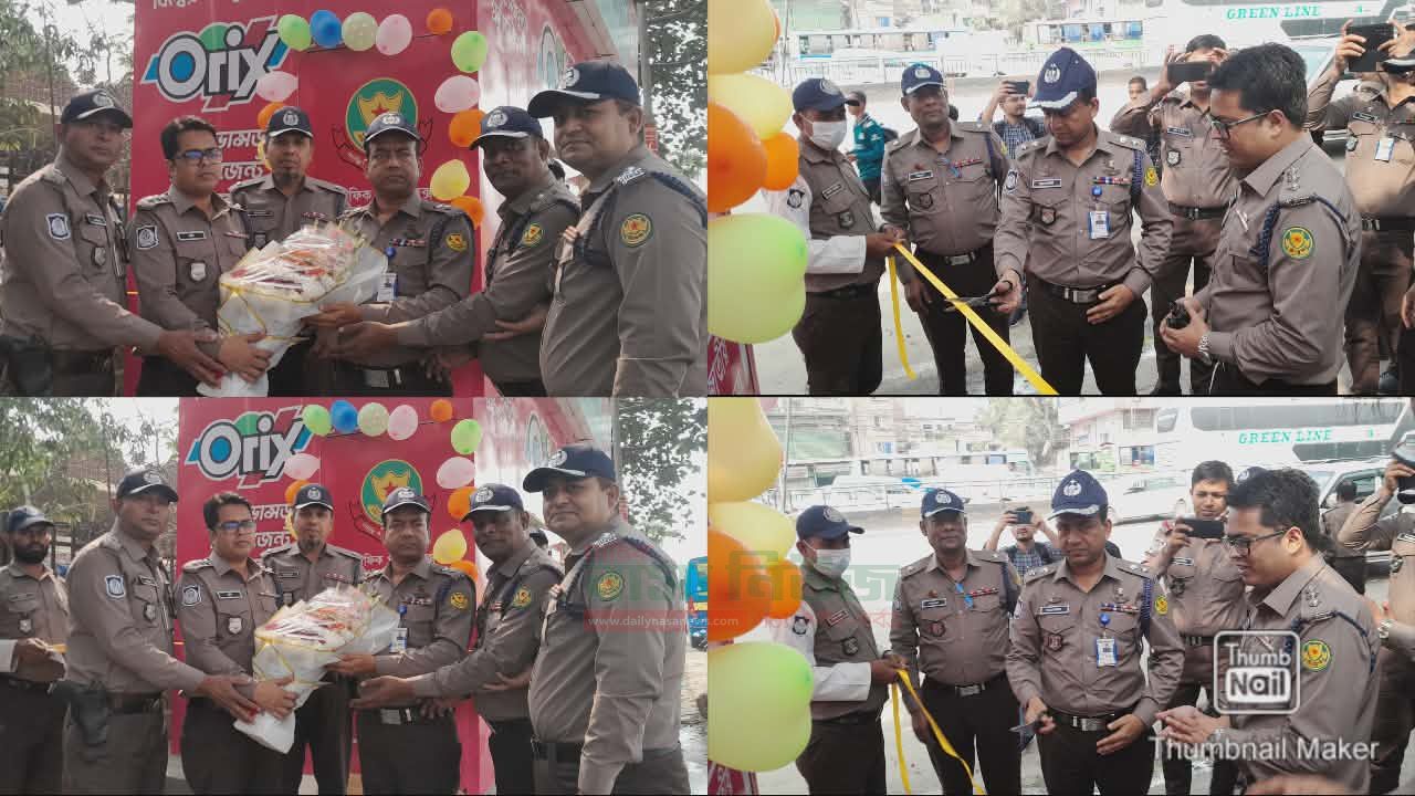 গাবতলীতে ট্রাফিক পুলিশ বক্স উদ্বোধন করলেন ট্রাফিক ডিসি ছানোয়ার হোসেন