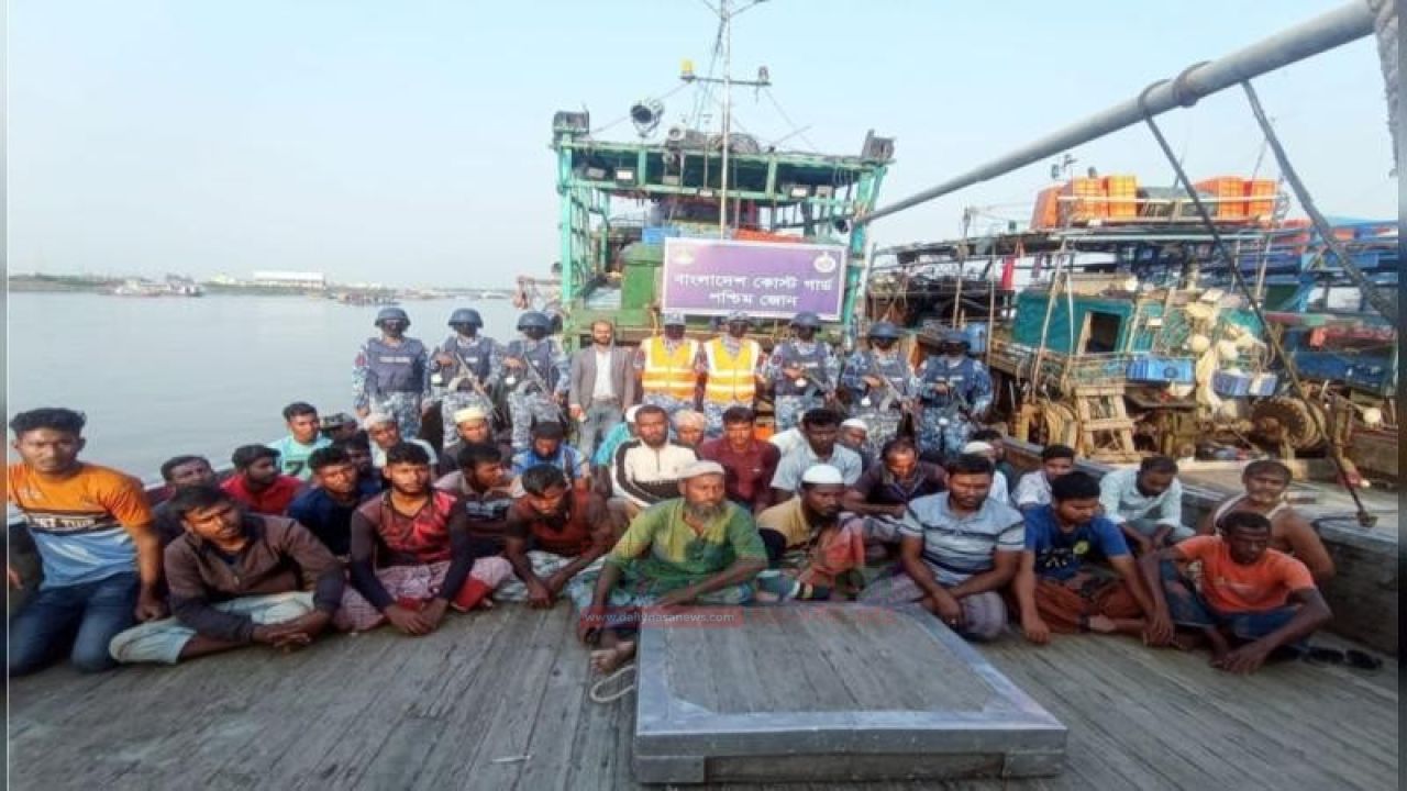 বঙ্গোপসাগরে অবৈধ ট্রলিংয়ে কোস্ট গার্ড কতৃক বোটসহ বরগুনার ৩৭ জেলে আটক