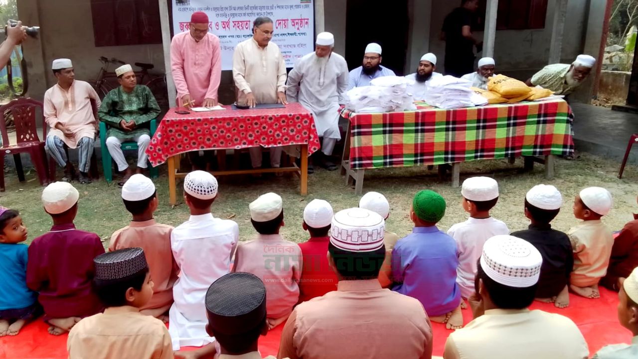 ঈশ্বরদীর বাঁশেরবাদা হযরত ওমর (রাঃ) মাদ্রাসায় পোষাক বিতরণ ও ইফতার মাহফিল অনুষ্ঠিত