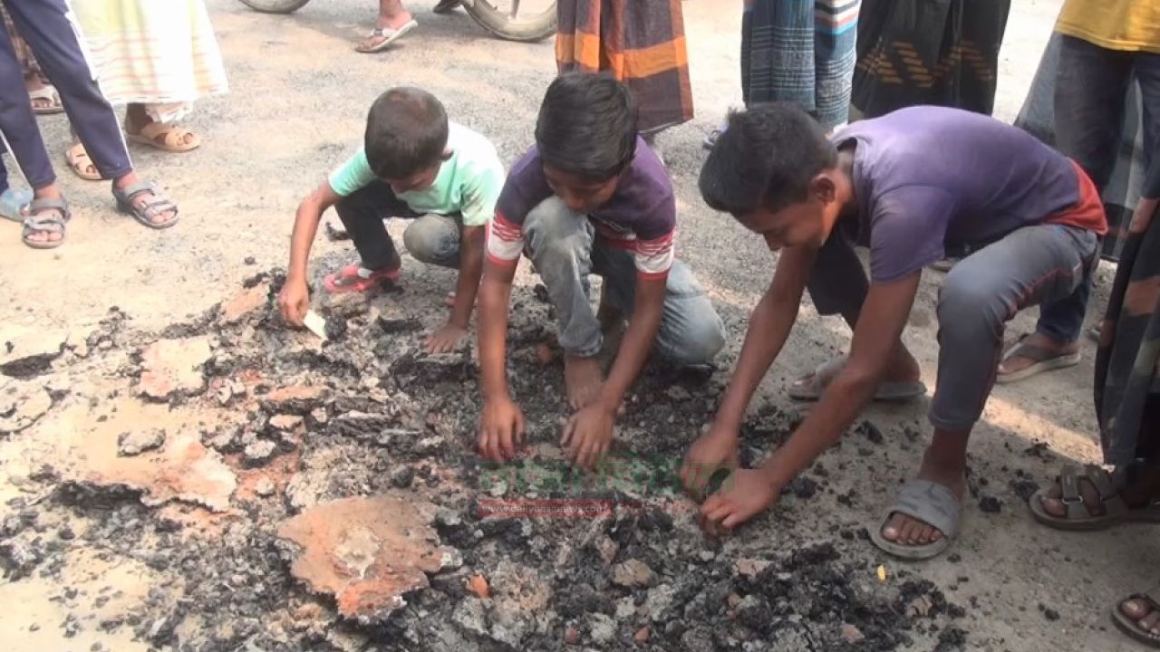 আঙুলের চাপেই উঠছে অর্ধ-কোটি টাকার রাস্তার পিচ কার্পেটিং
