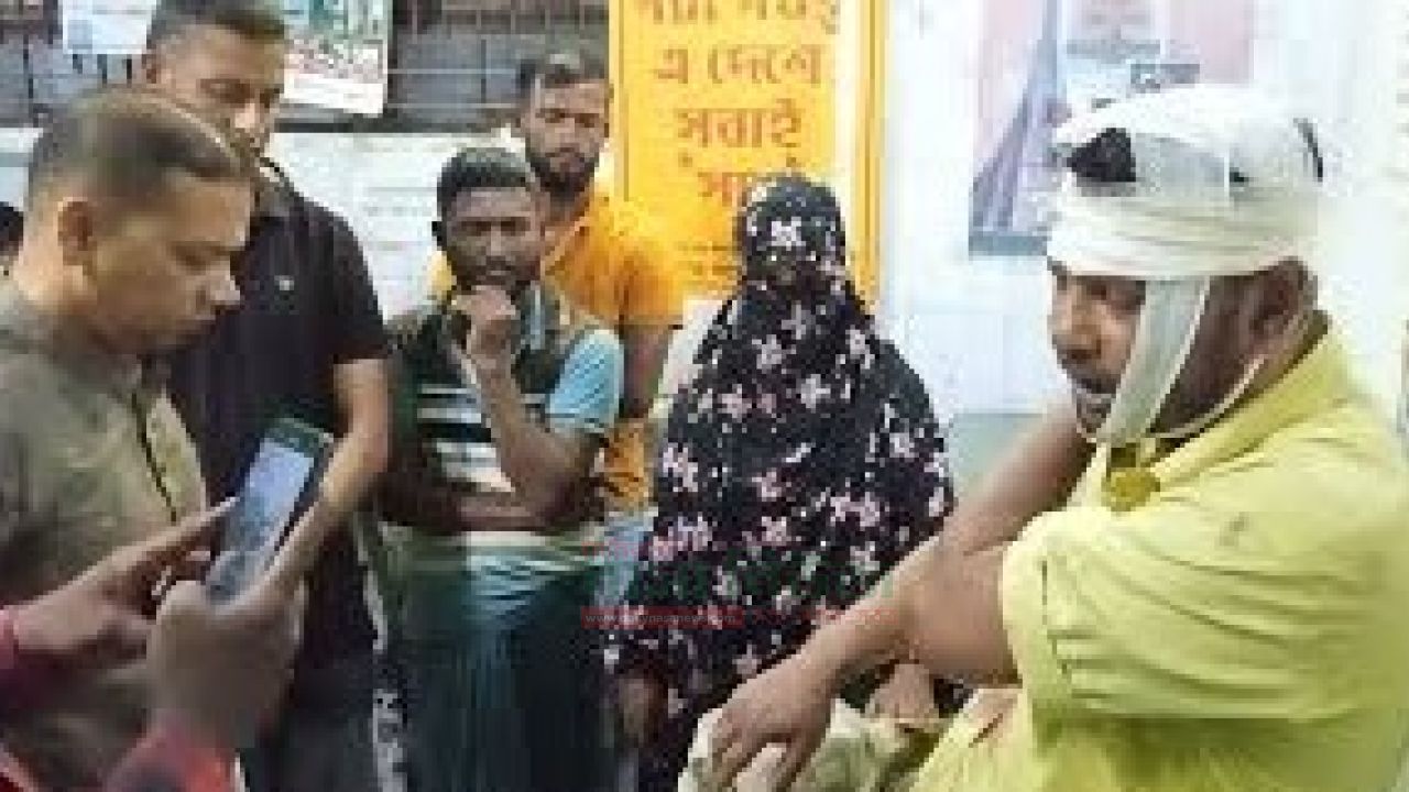 বিএনপি নেতা ও তার স্ত্রীকে কুপিয়ে গুরুতর আহত করার অভিযোগ স্থানীয় জামায়াত নেতার বিরুদ্ধে