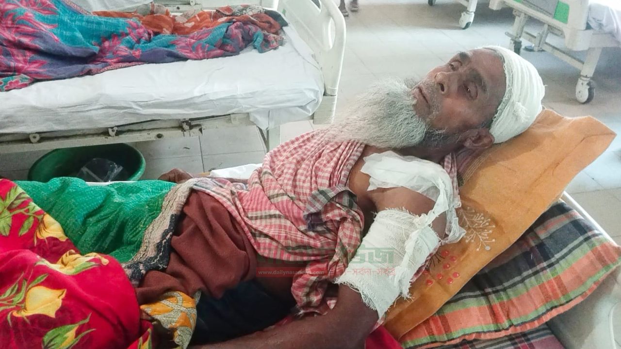  পাঁচবিবিতে বৃদ্ধকে কুপিয়ে জখম করেন জেল পুলিশ 