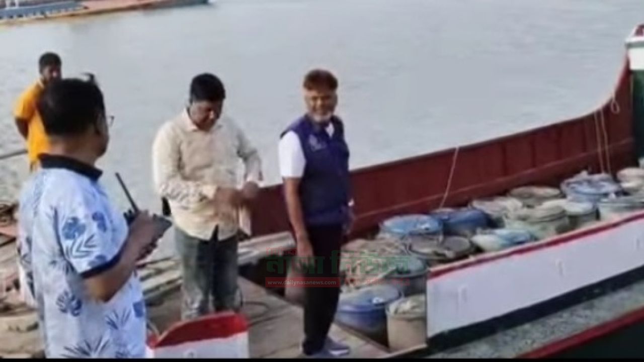 কলাপাড়ায় নৌযান থেকে ৩ হাজার ২ শ লিটার ডিজেল ও ৩ হাজার লিটার পেট্রোল জব্দ করছে প্রশাসন 