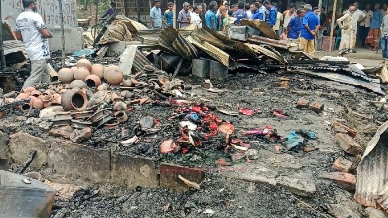 রংপুরে গভীর রাতে অগ্নিকান্ড,ব্যবসায়ীদের কান্নায় ভারী 