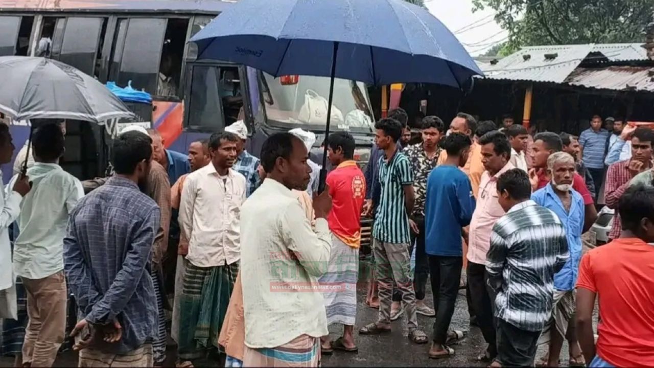 নালায় বাঁধ,জলাবদ্ধতার শিকার মহাসড়ক অবরোধ