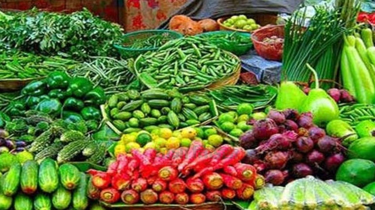 চাল-ডাল থেকে তেল-সবকিছুর দাম বাড়ায় কষ্টে সাধারণ মানুষ