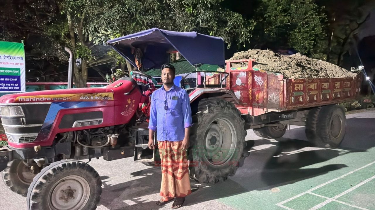 চাঁপাইনবাবগঞ্জে পদ্মা নদী থেকে অবৈধ মাটি উত্তোলন,ট্রাক্টরসহ ১জন আটক