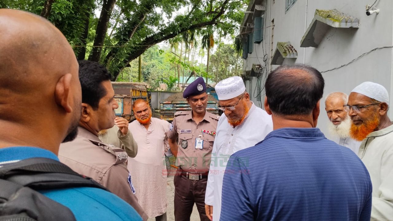 হাজীরহাট থানা পরিদর্শনে এমপি বেলাল ও ডিসি মাহফুজুর রহমান