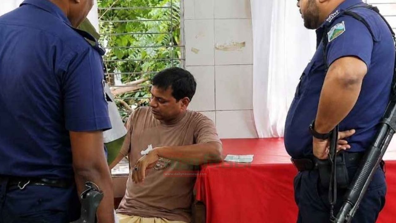 চাঁপাইনবাবগঞ্জে ছাত্রীকে একাধিকবার ধর্ষণের অভিযোগে শিক্ষক গ্রেফতার 
