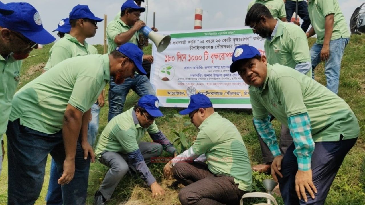  চাঁপাইনবাবগঞ্জ পৌরসভায় ১৮০ দিনে ১০০০টি বৃক্ষ রোপণ কর্মসূচির উদ্বোধন
