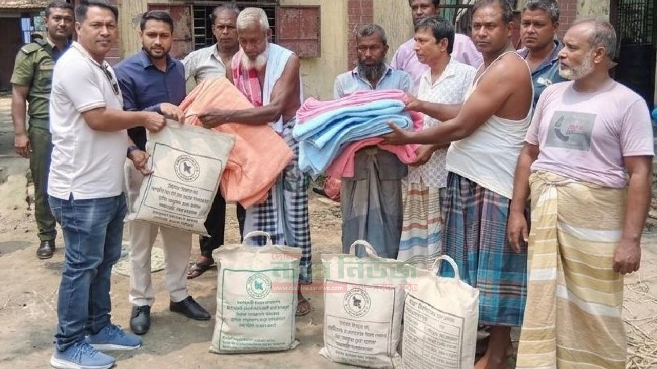 সদ্যপুস্করিণীতে অগ্নিকাণ্ডে ক্ষতিগ্রস্তদের পাশে-ইউএনও