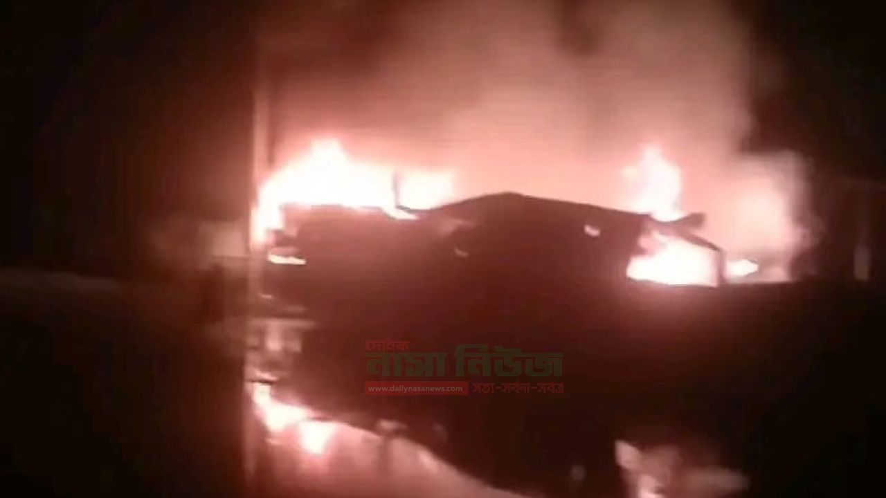 তারাগঞ্জে পুরাতন কাগজ ও ভাংরির গুদামে অগ্নিকাণ্ড