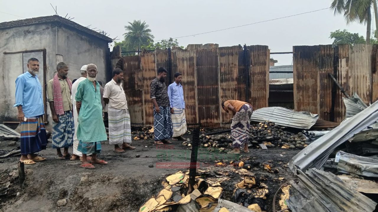 চাঁপাইনবাবগঞ্জে আগুনে ভস্মীভূত আমের আড়ত, নাশকতার অভিযোগ ব্যবসায়ীর