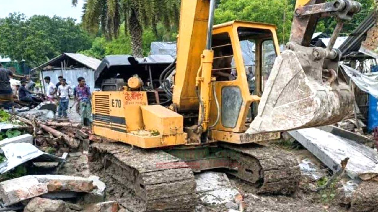 বিদেশে গেলেন প্রথম স্ত্রীকে নিয়ে,বুলডোজার চালালেন দ্বিতীয় স্ত্রী