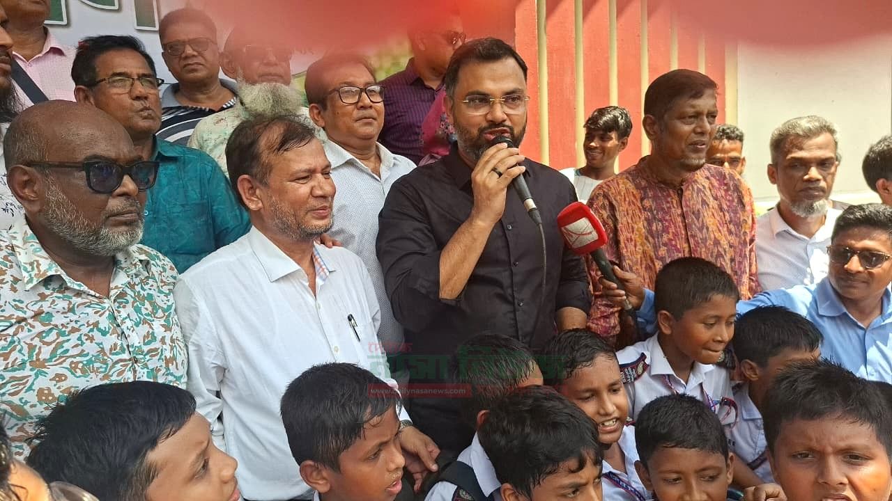 শিক্ষার্থীদের বাড়িতে একটি করে গাছ লাগানোর আহবান প্রতিমন্ত্রী আমিনুল হকের