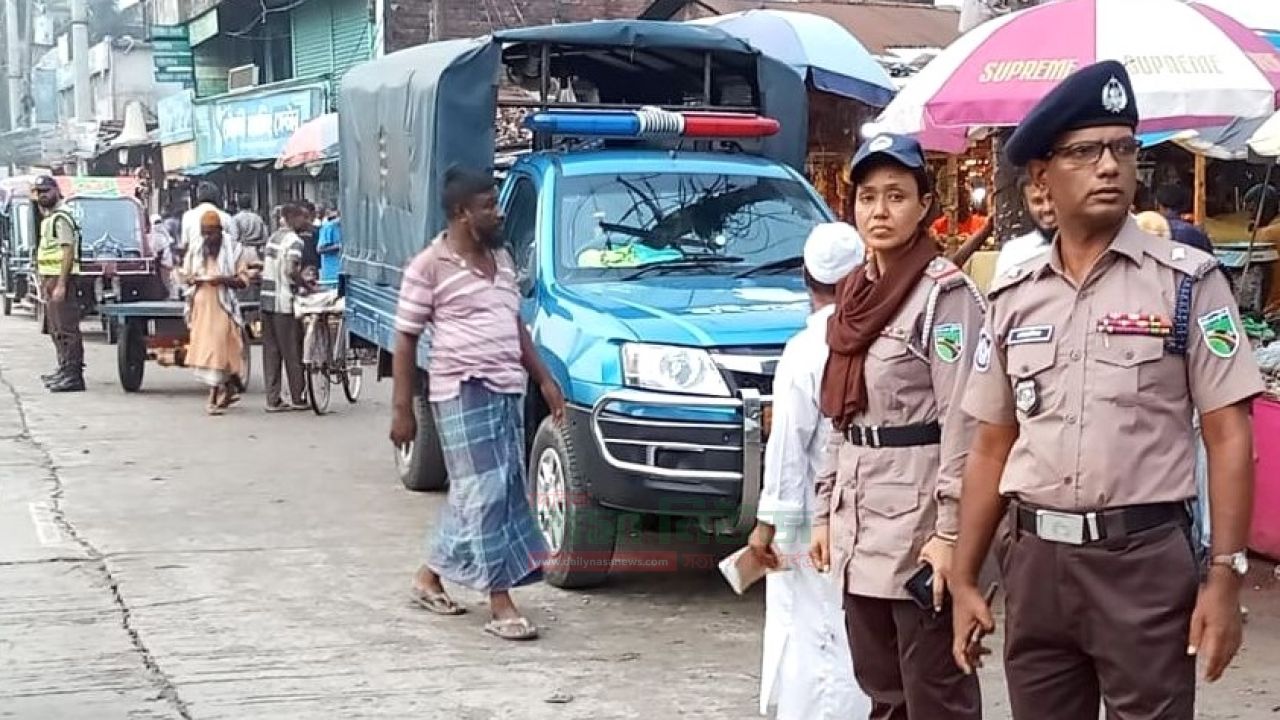 রংপুর-সৈয়দপুর মহাসড়কের পাগলাপীর বাজারে যানজট নিরসনে - হাইওয়ে পুলিশ 